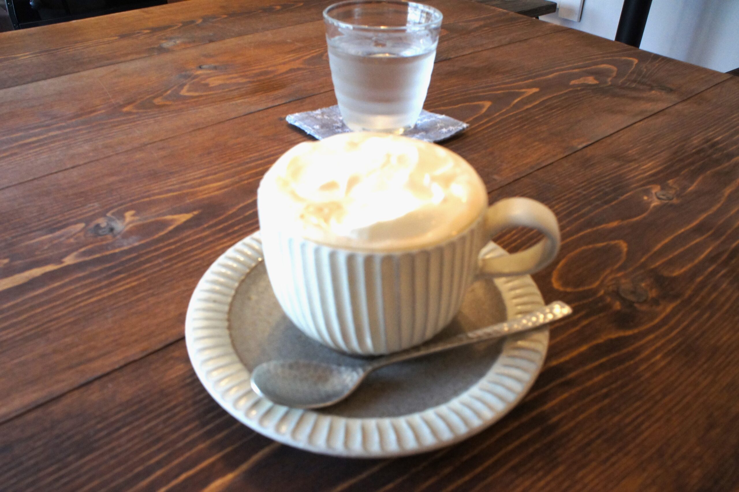 kiko cafe　ウィンナーコーヒー　かわいい器とスプーンにホイップミルクタップりと。